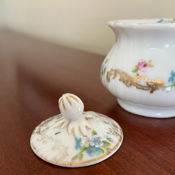 Carlsbad Austria Vintage Porcelain Jar w/Matching Lid Beautiful Floral Sprays - Picture 5 of 10